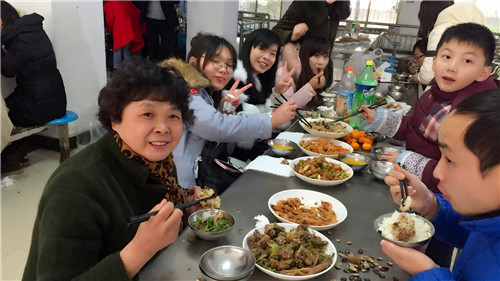 南昌现代外国语学校(象湖校区) 组织全校教职员工开展辞旧迎新大聚会