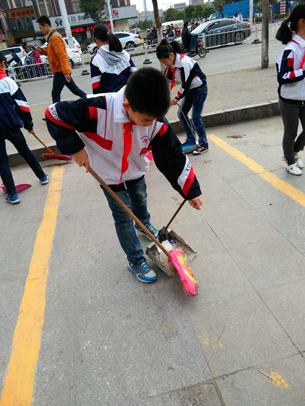 南昌现代外国语学校（象湖校区） 五年级组“学雷锋，绿色卫生队”队员在行动