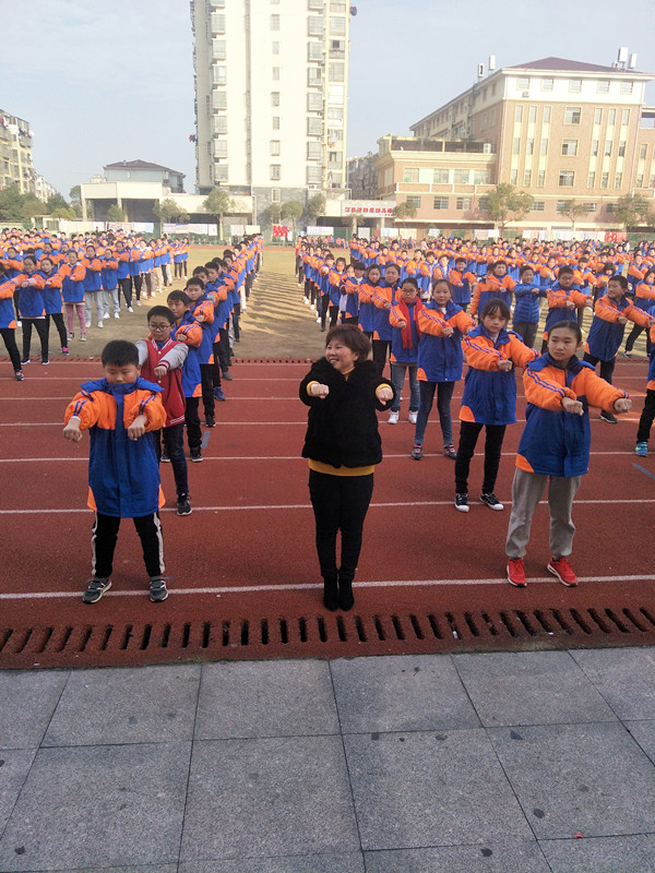 王桂红校长与学生共同学习武术操，并赞叹“强身健体刻不容缓”_副本.jpg