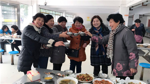 南昌现代外国语学校(象湖校区) 组织全校教职员工开展辞旧迎新大聚会